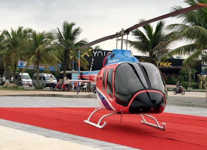 Chiếc Bell 505 đưa du khách ngắm cảnh Hạ Long