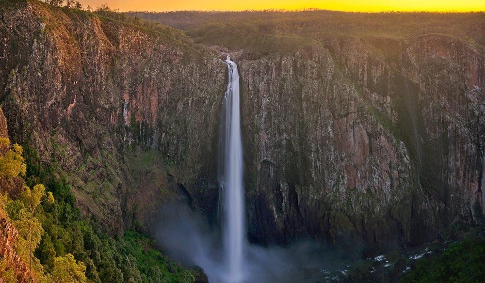 5. Thác Wallaman, Australia: Wallaman là thác nước cao nhất của Australia. Tuy nhiên, nếu nghĩ đây là điểm du lịch phổ biến thì bạn đã nhầm. Thác nước thực chất là một 