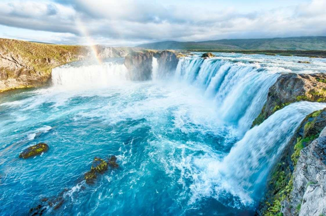  7. Godafoss, Iceland: Thác Godafoss là địa điểm du lịch thu hút nhất của miền Bắc Iceland. Thác cao 12 m và rộng 30 m, tuy khá khiêm tốn nhưng ngọn thác khi hòa với khung cảnh thiên nhiên xung quanh đẹp đến kinh ngạc. Thác nước là nơi Kito Giáo được thông qua để trở thành tôn giáo chính thức của Iceland vào năm 1000. Đó cũng là lý do khiến nơi đây có tên gọi là 