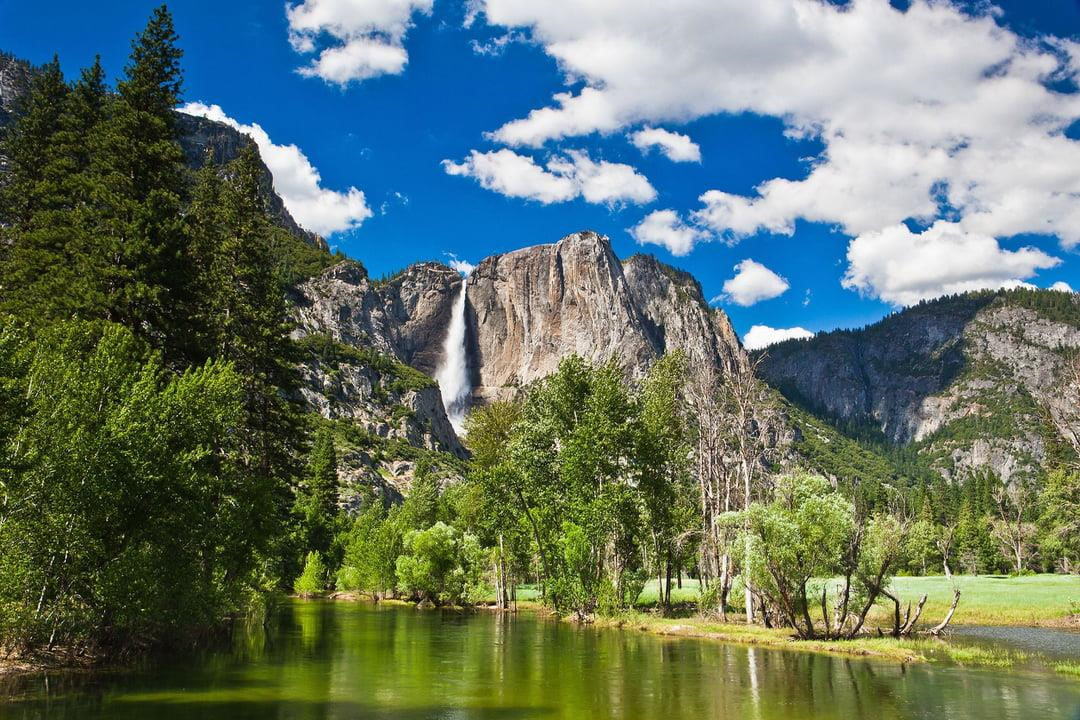  11. Thác Yosemite, Mỹ: Nằm ở trung tâm Công viên quốc gia Yosemite nổi tiếng thế giới tại California, thác Yosemite nổi bật trong số rất nhiều điểm du lịch tự nhiên tại đây. Yosemite là ngọn thác cao nhất khu vực với độ cao 739 m, đổ xuống một rừng cây sequoia khổng lồ tạo thành khung cảnh đẹp kỳ thú với du khách. Ngoài ra, những ngọn núi đá granit hùng vĩ cùng nhiều khu nghỉ dưỡng đẳng cấp cũng là điểm thu hút du khách tới đây.