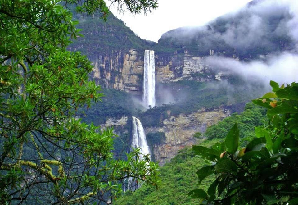  13. Thác Yumbilla, Peru: Nằm phía bắc Peru, Yumbilla là ngọn thác cao thứ 5 trên thế giới với độ cao 896 m. Cả khu vực này là một kiệt tác thiên nhiên kỳ diệu với những ngọn núi hùng vĩ, rừng cây nguyên sinh bạt ngàn cùng hệ sinh thái đa dạng. Nằm ngay gần thị trấn Cuispes quyến rũ, thác Yumbilla thu hút rất nhiều du khách tới đây tham quan và nghỉ dưỡng.