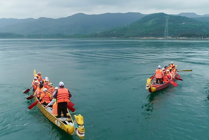 Trải nghiệm chèo thuyền rồng trên sông Mang