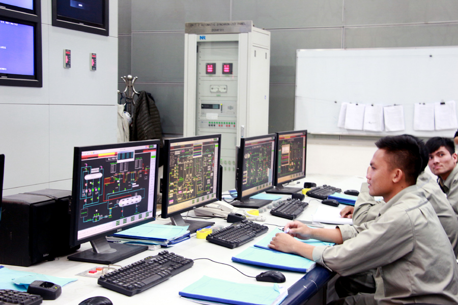 theo dõi quy trình vận hành hệ thống tự động truyền số liệu quan trắc môi trường của Nhà máy Nhiệt điện Đông Triều.