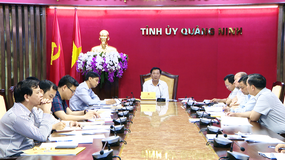 Bí thư Tỉnh ủy, Chủ tịch HĐND tỉnh Nguyễn Văn Đọc chủ trì cuộc họp