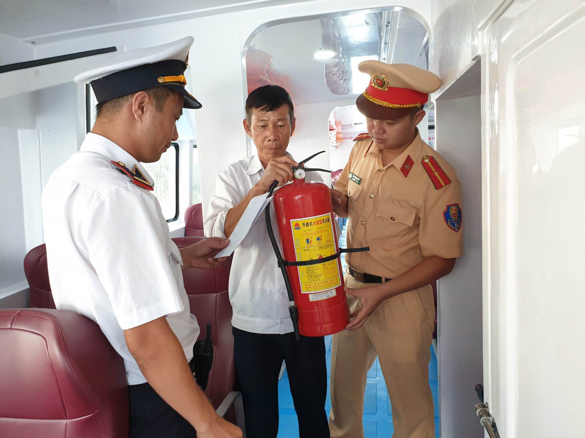 Cán bộ Phòng CSGT đường thủy nội địa và Cảng vụ Quảng Ninh kiểm tra công tác an toàn trên tầu vận chuyển khách đi tham quan Vịnh Hạ Long