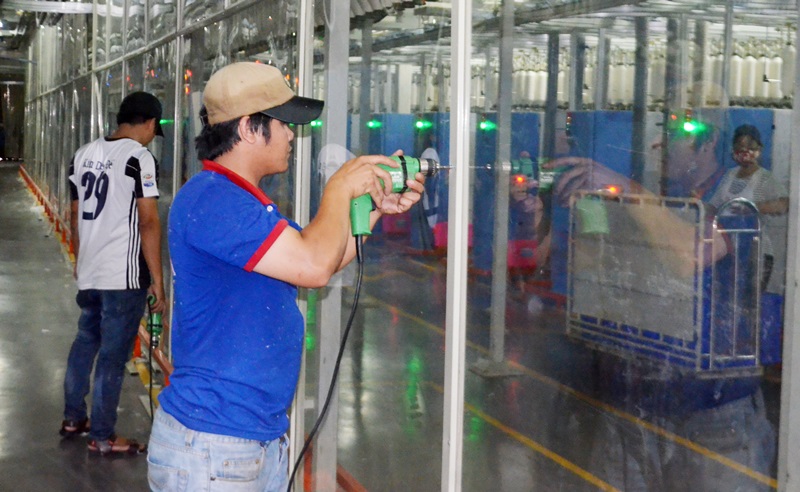 Công ty TNHH KHKT Texhong Ngân Long (KCN Hải Yên, TP Móng Cái) lắp đặt tường kính chồng ồn tại các phân xưởng sản xuất.
