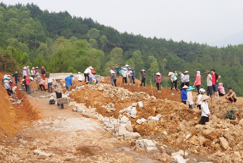 Đông đảo giáo viên trên địa bàn huyện tham gia ra quân giúp đỡ 2 bản Khe O và Cao Thắng (xã Lục Hồn) xây dựng công trình 