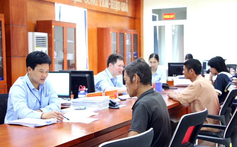 Cán bộ Trung tâm Hành chính công huyện Bình Liêu hướng dẫn người dân giải quyết thủ tục hành chính.