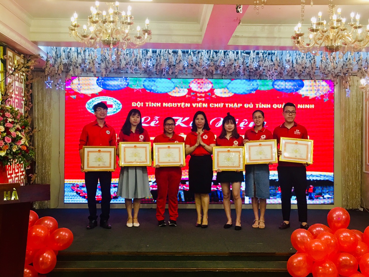 Các tình nguyện viên có thành tích xuất sắc được nhận bằng khen của Hội chữ thập đỏ tỉnh Quảng Ninh.