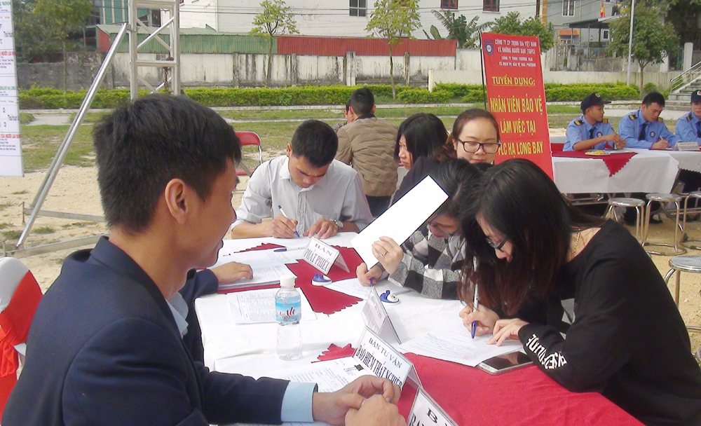 Nhà tuyển dụng tư vấn các thông tin việc làm cho người lao động tại phiên giao dịch