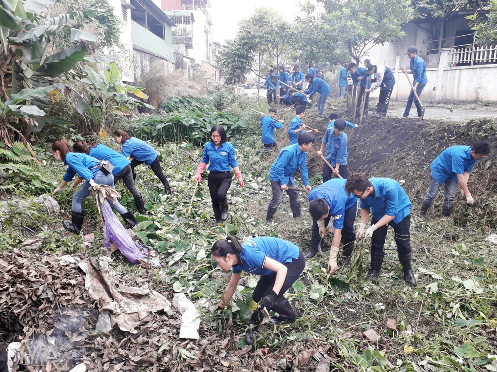Tuổi trẻ TP Cẩm Phả tham gia dọn vệ sinh môi trường trong khu dân cư.