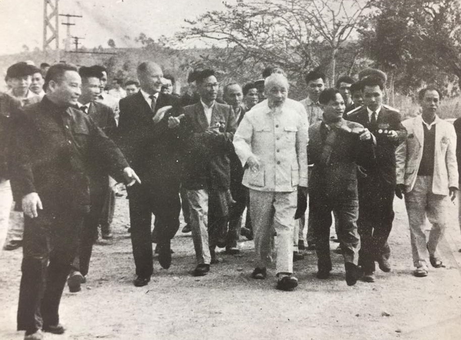 Đồng chí Nguyễn Thọ Chân (thứ ba, trái sang) tháp tùng Bác Hồ đi thăm Uông Bí năm 1965. Ảnh tư liệu của Bảo tàng Quảng Ninh.