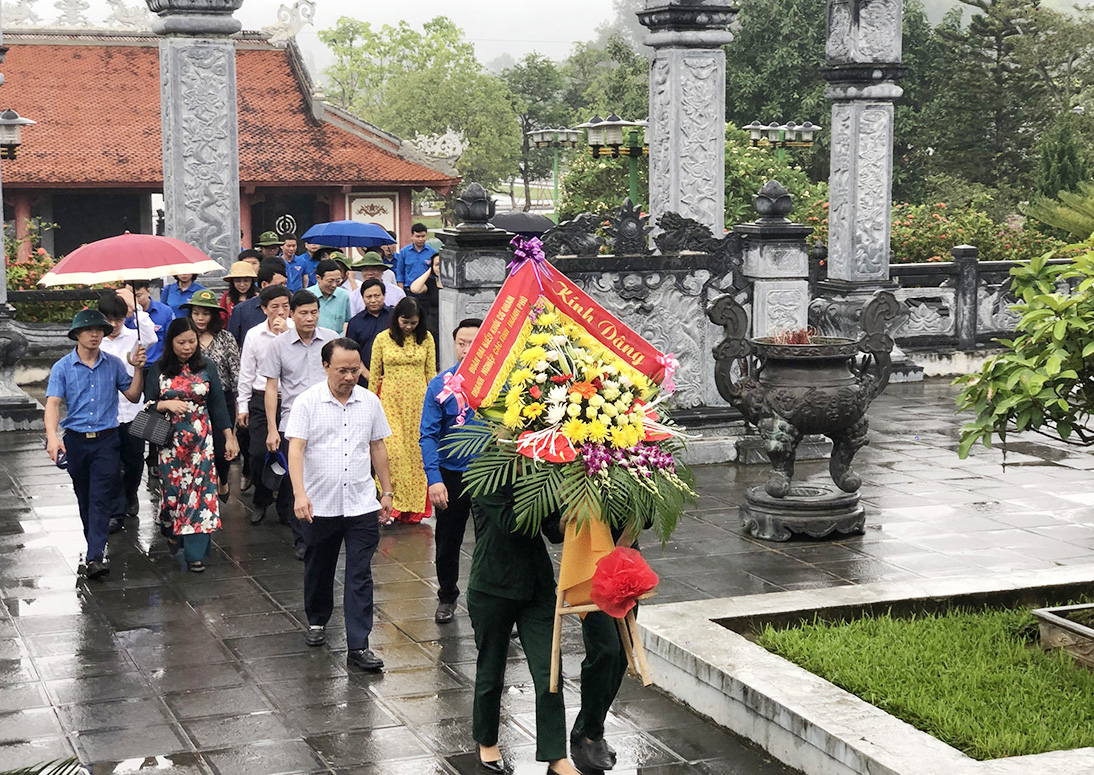 Dâng hoa tại khu di tích Truông Bồn.