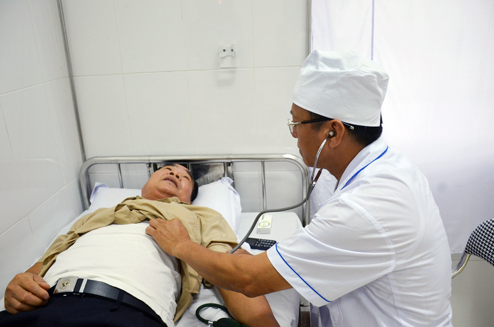 Người dân đến khám, chữa bệnh tại Trạm Y tế xã Bình Khê, TX Đông Triều.