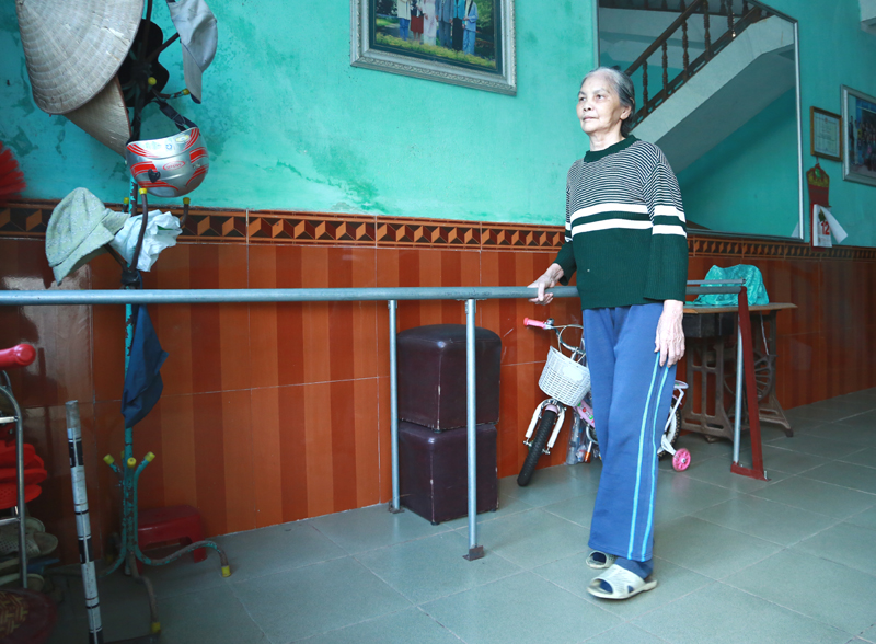 Đã mấy năm nay, bà Đặng Thị Hương Mạch, thị trấn Tiên Yên cứ hàng ngày phải tập đi và không còn khả năng lao động.