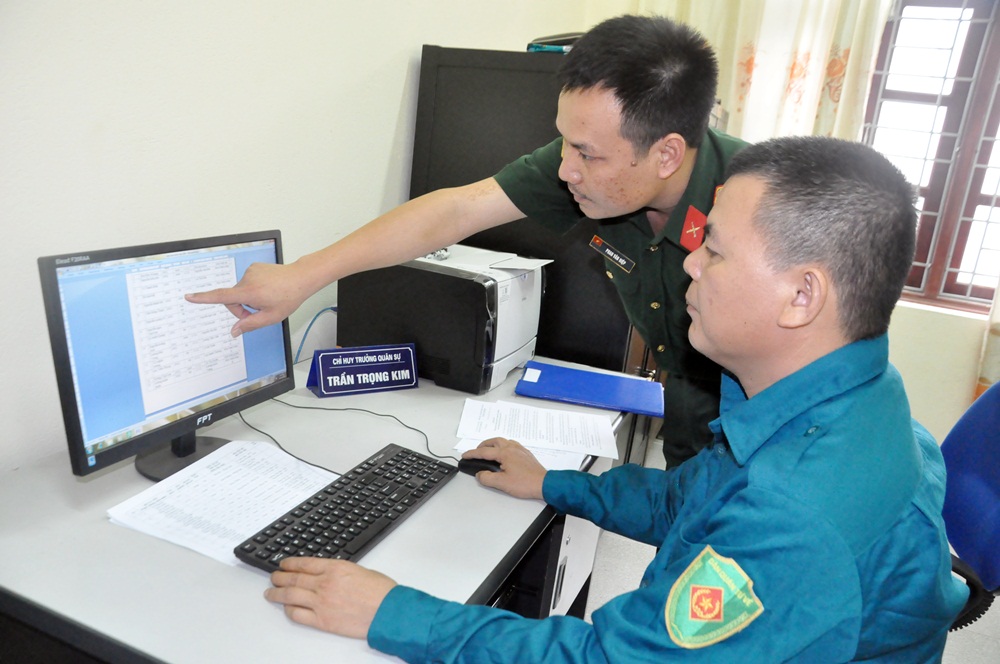 Cán bộ Trợ lý quân lực Ban CHQS huyện Bình Liêu phối hợp cùng cán bộ quân sự thị trấn Bình Liêu rà soát nguồn dự bị động viên và đăng ký phương tiện kỹ thuật. 