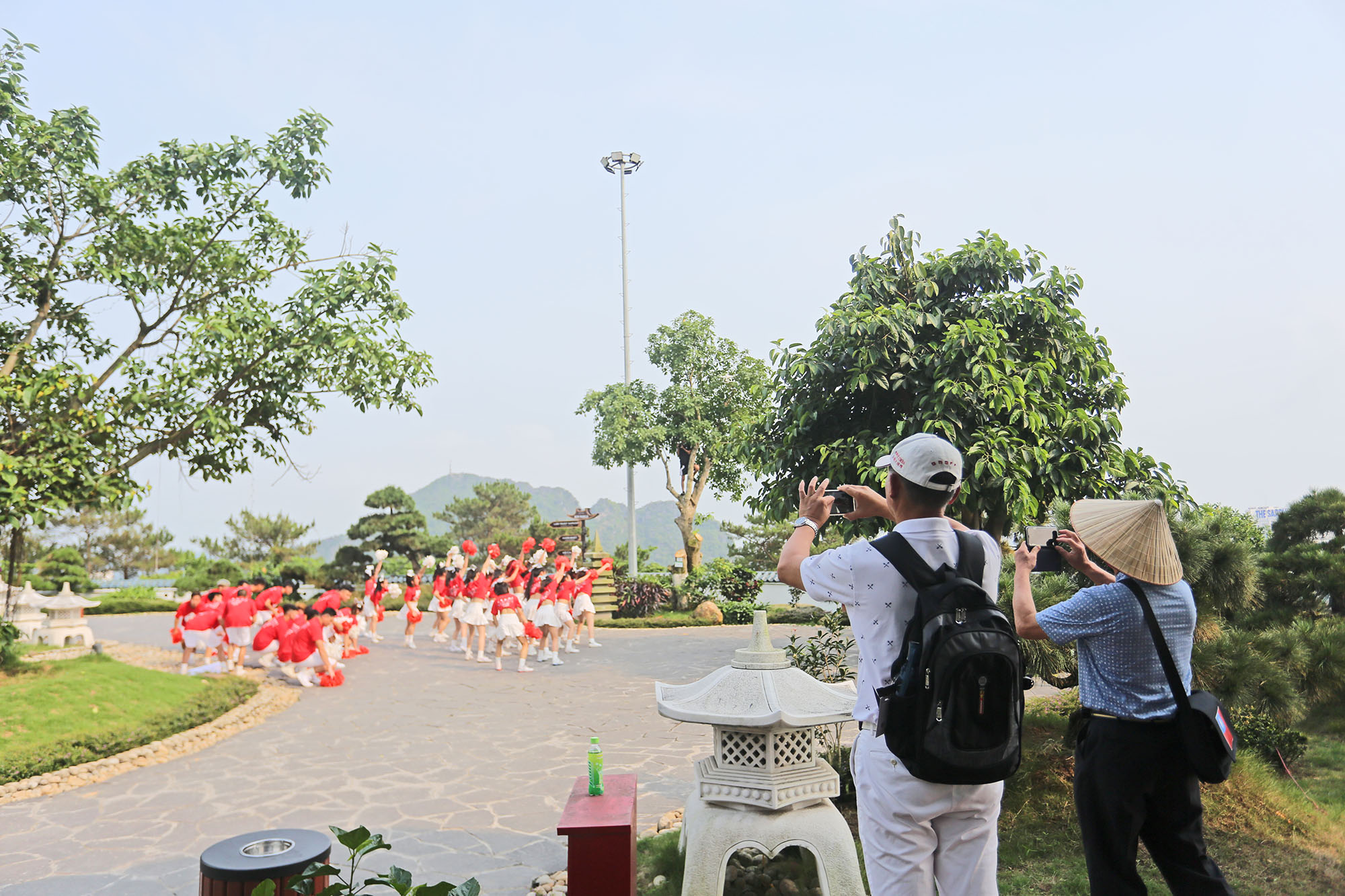 Các đội thi đã mang tới một không khí sôi động cho du khách tới công viên Sun World Hạ Long Park những ngày này.