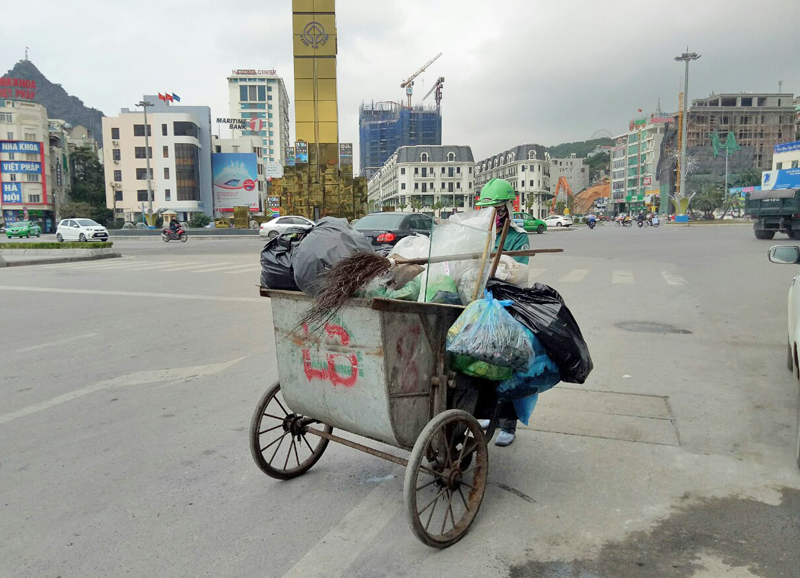 Rất nhiềutrác là túi nilon được thu gom từ các khu dân cư trên địa bàn thành phố Hạ Long.