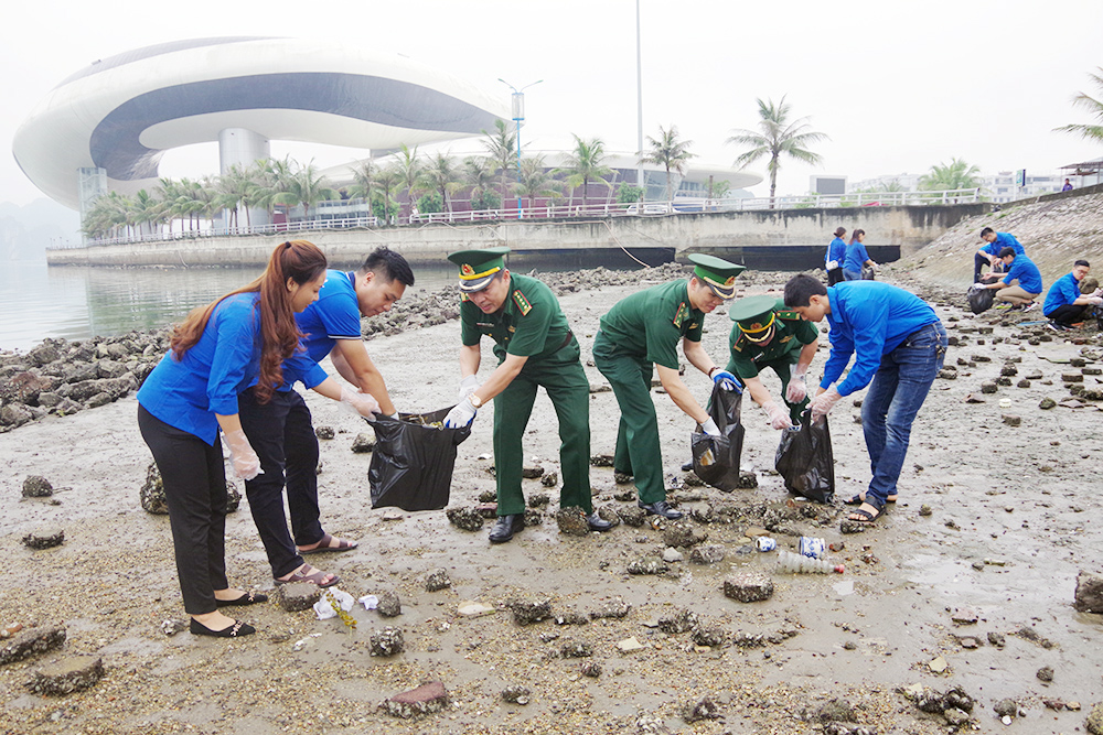 Lãnh đạo Bộ Chỉ huy BĐBP tỉnh, Tỉnh Đoàn tham gia thu gom rác thải khu vực bờ biển Cột 5 (TP Hạ Long), hưởng ứng chiến dịch 