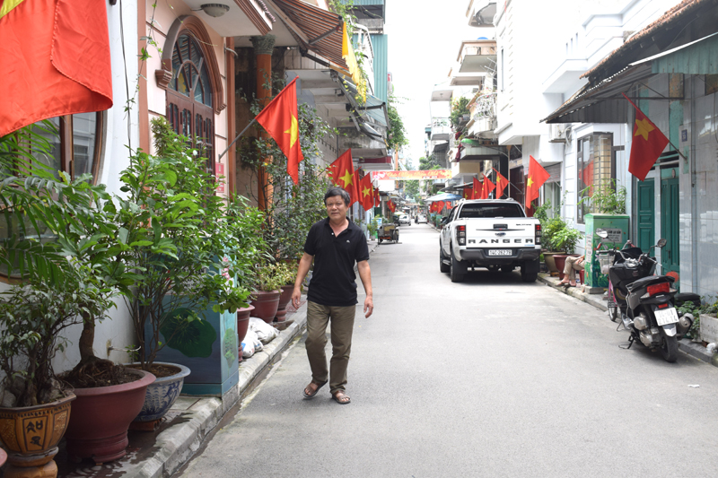 Ông Nguyễn Minh Hạnh tự hào đi trên con đường phố Minh Khai nơi ông đã nhiều công đóng góp