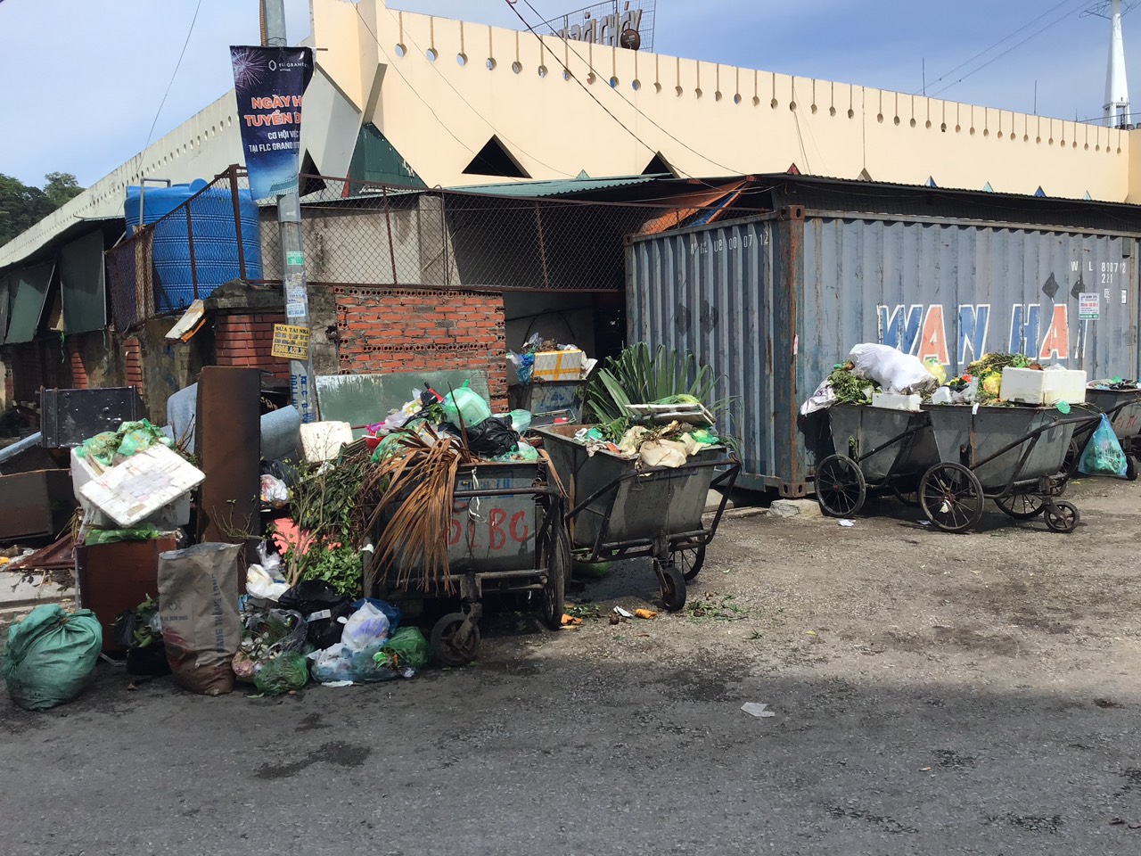Rác thải nhựa chiếm tỷ lệ lớn lượng rác thải sinh hoạt hàng ngày (ảnh chụp tại Cổng phụ chợ Vườn Đào, Tp Hạ Long). 
