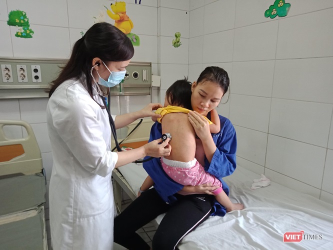 Bác sĩ thăm khám cho trẻ mắc sởi tại Bệnh viện Bệnh nhiệt đới Trung ương
