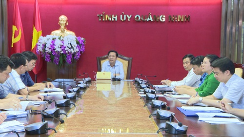 Đồng chí Bí thư Tỉnh ủy, Chủ tịch HĐND tỉnh phát biểu chỉ đạo tại cuộc họp