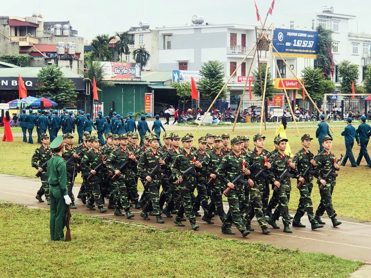 Màn diễu binh LLVT TP Uông Bí tại Lễ ra quân huấn luyện năm 2019.