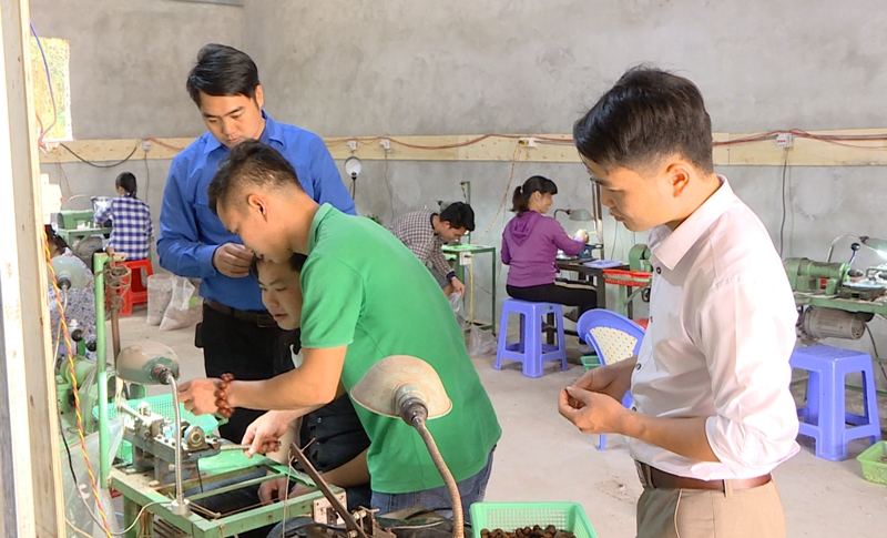Mô hình sản xuất vòng mỹ nghệ từ hạt mây của anh Chìu Vằn Hiếng (xã Quảng Sơn, huyện Hải Hà) tạo việc làm và thu nhập ổn định cho nhiều người dân trong xã.