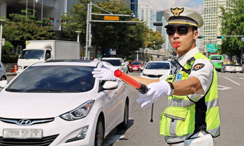 Một cảnh sát Hàn Quốc điều khiển giao thông trên đường. Ảnh: Imgur.