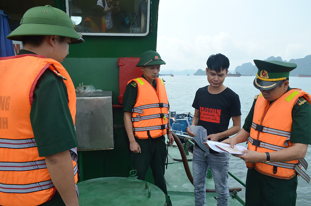 Cán bộ chiến sĩ Đồn Biên phòng cửa khẩu cảng Cẩm Phả kiểm tra phương tiện vận chuyển hàng hóa đi qua địa bàn đơn vị quản lý
