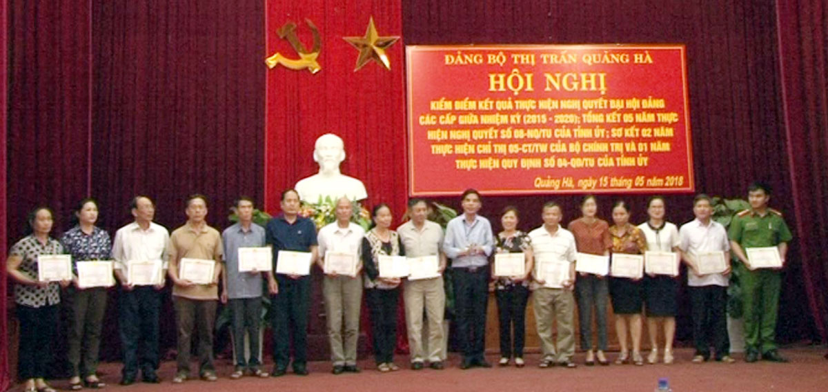 Đảng bộ thị trấn Quảng Hà khen thưởng cho các tập thể, cá nhân có thành tích