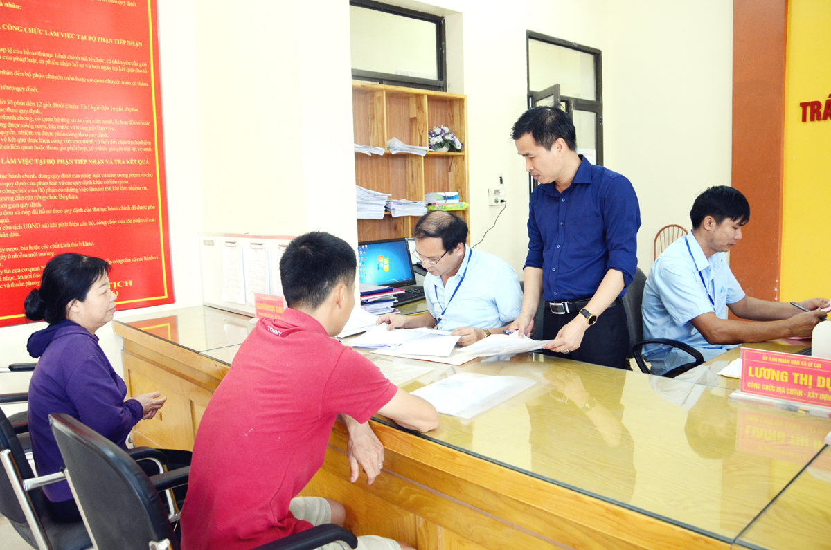 Đồng chí Hoàng Đức Tự, Chủ tịch UBND xã Lê Lợi (áo xanh) chỉ đạo giải quyết công việc ở bộ phận một cửa xã.