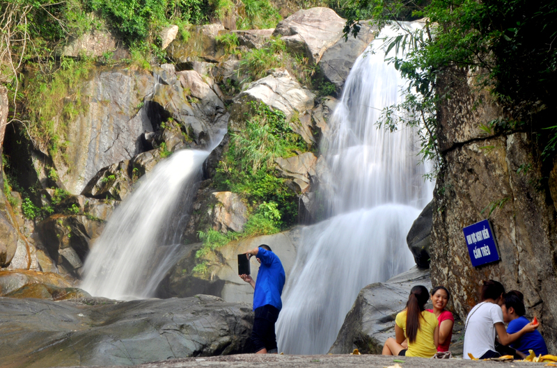 Di tích - Danh thắng thác Khe Vằn là một trong những thắng cảnh đang được huyện tích cực kêu gọi, thu hút đầu tư để khai thác tốt các giá trị tiềm năng, đi đôi với bảo tồn tự nhiên.