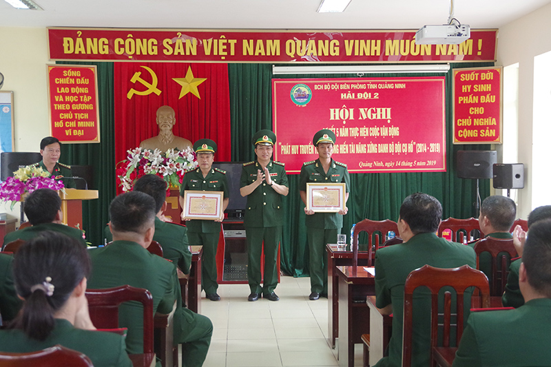 Đại tá Trần Văn Bừng, Bí thư Đảng ủy, Chính ủy Bộ đội Biên phòng tỉnh tặng giấy khen cho các tập thể, cá nhân đạt thành tích xuất sắc trong thực hiện cuộc vận động