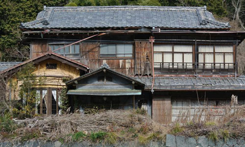 Một căn nhà bị bỏ hoang ở vùng nông thôn Nhật Bản. Ảnh: Flickr.