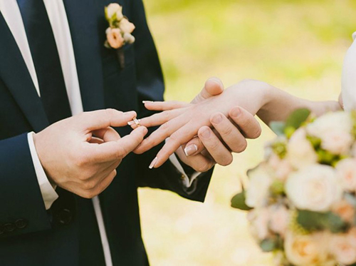 Chú rể trao nhẫn cho cô dâu trong một đám cưới. Ảnh: Pixabay
