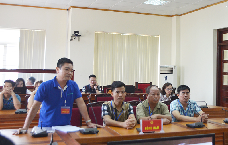 Một số hộ dân khu Tân Lập 3, phường Cẩm Thủy, TP Cẩm Phả trình bày nội dung kiến nghị với Hội đồng tiếp công dân tỉnh.