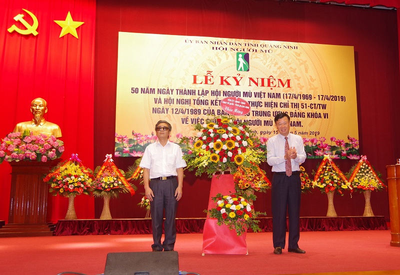 Trưởng ban Dân vận Tỉnh ủy Nguyễn Văn Hưởng tặng hoa chúc mừng Hội người mù tỉnh Quảng Ninh