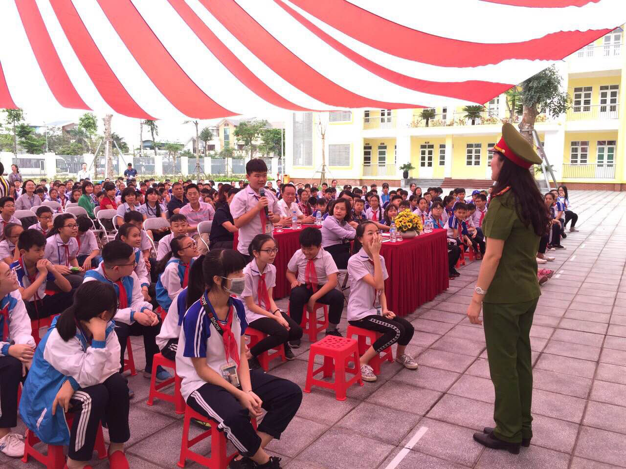 Thiếu tá Nguyễn Thị Thanh Hảo, Đội Xây dựng phong trào Bảo vệ ANTQ Công an TP Cẩm Phả trong một buổi tuyên truyền cho các em học sinh THCS Chu Văn An TP Cẩm Phả