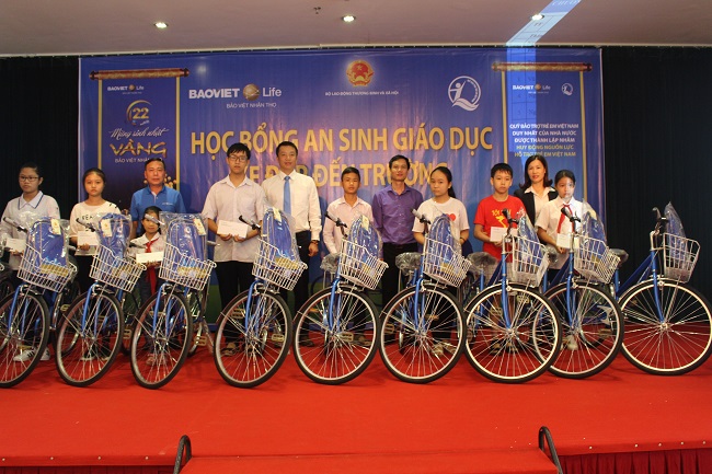 Cơ sở bảo trợ và chăm sóc trẻ em có HCĐB phối hợp với Công ty Bảo hiểm Nhân thọ trao tặng xe đạp cho trẻ em có hoàn cảnh khó khăn tại TP Hạ Long