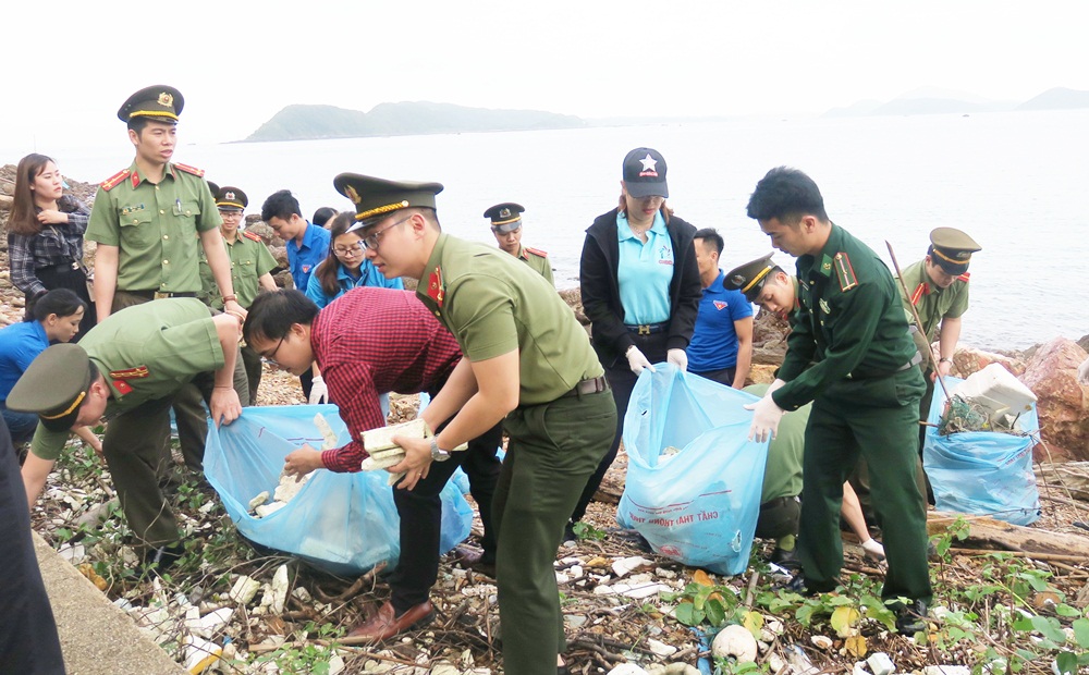 ĐVTN Phòng Kỹ thuật nghiệp vụ Công an tỉnh, tham gia dọn vệ sinh môi trường tại xã đảo Cái Chiên, huyện Hải Hà. Ảnh: Thanh Tùng