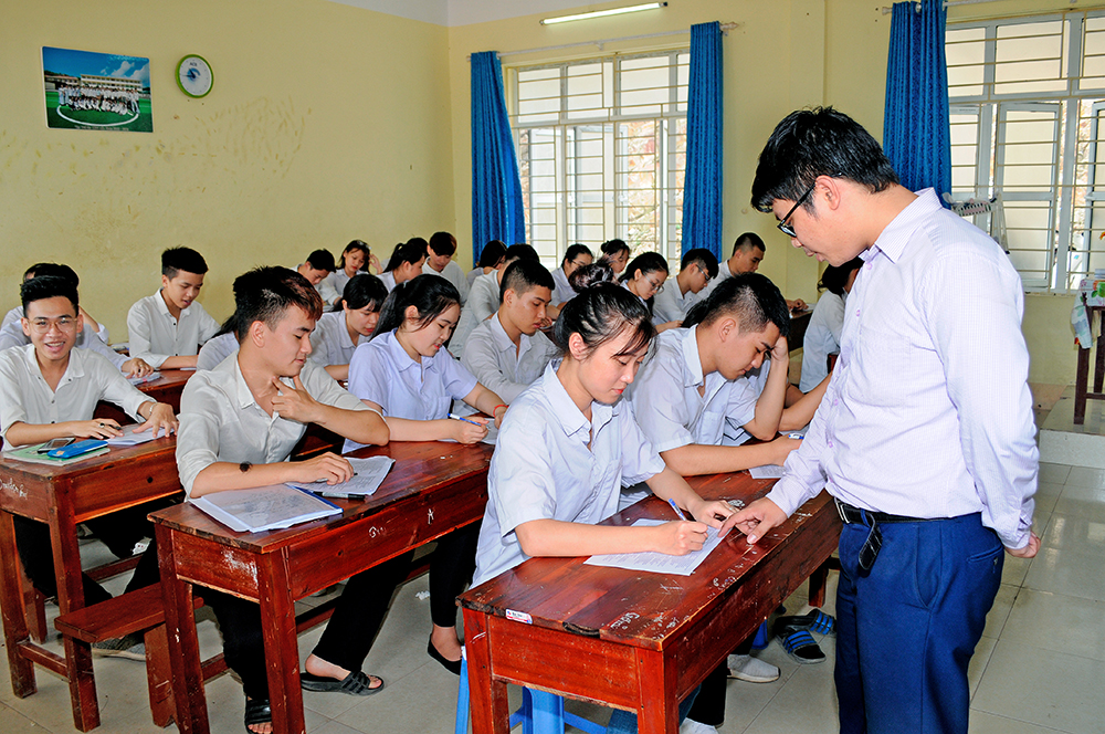 Giáo viên Trường TH-THCS-THPT Nguyễn Bỉnh Khiêm, TP Hạ Long hướng dẫn học sinh lớp 12 A4 ôn tập môn lịch sử.