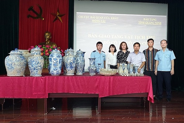 Bàn giao cổ vật cho Bảo tàng Quảng Ninh.