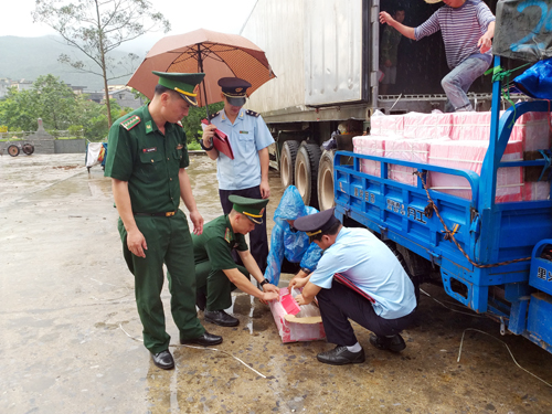 Cán bộ Đồn Biên phòng Quảng Đức phối hợp kiểm tra hàng hóa xuất nhập khẩu qua cửa khẩu Bắc Phong Sinh để ngăn chặn hành vi vi phạm pháp luật