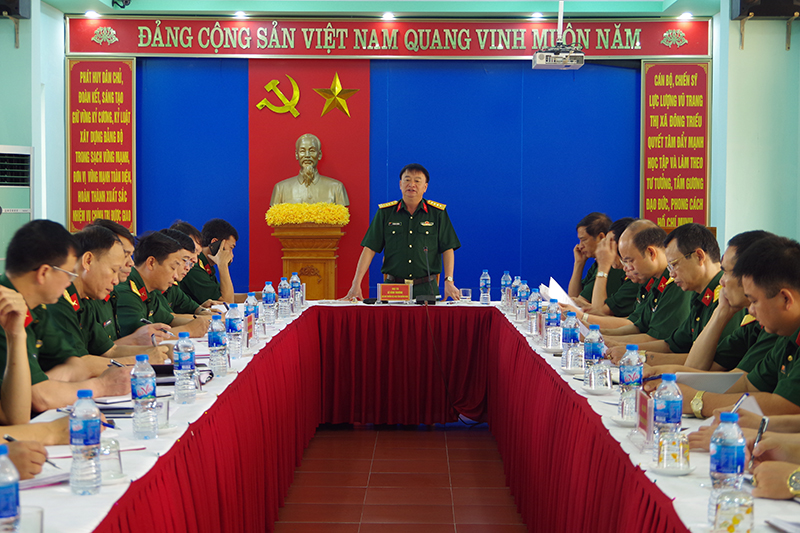 Đại tá Lê Đình Thương, Chỉ huy trưởng Bộ CHQS tỉnh triển khai nhiệm vụ kiểm tra.