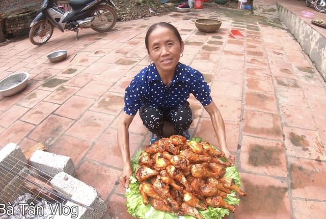 Bà Tân làm 100 đùi gà siêu cay. (Ảnh cắt từ video)