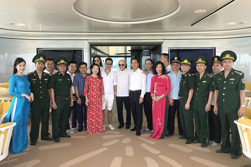 Đoàn đại biểu đón tiếp của Quảng  Ninh thăm siêu du thuyền Aviva.
