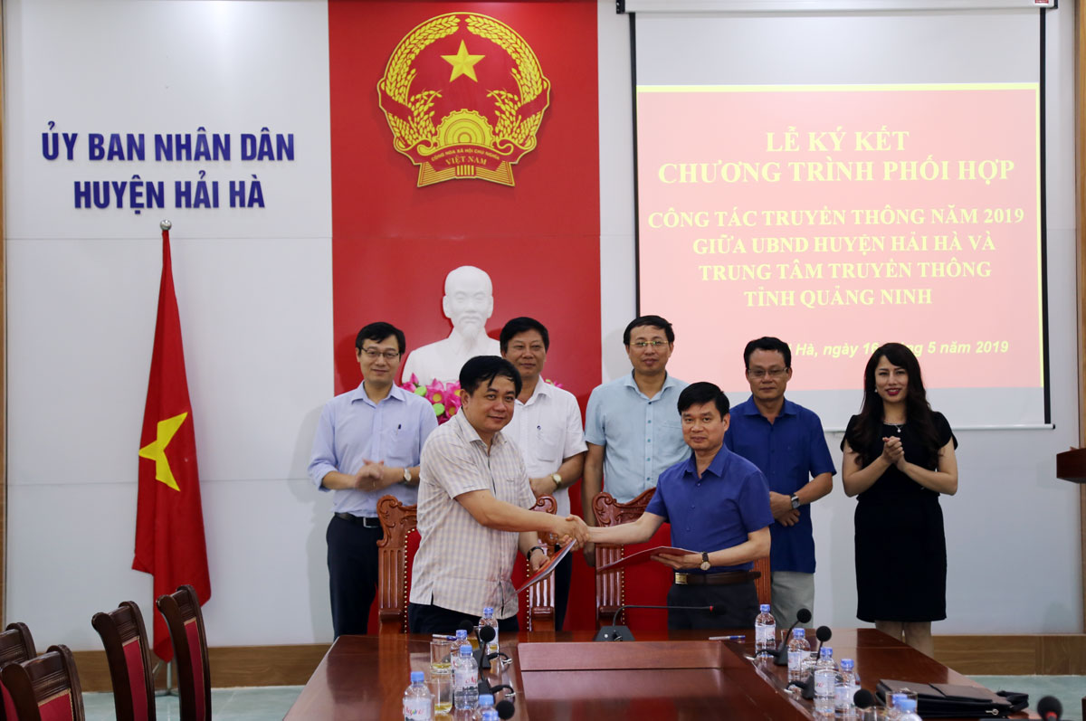 Lãnh đạo Trung tâm Truyền thông Quảng Ninh và lãnh đạo UBND huyện Hải Hà ký kết chương trình phối hợp truyền thông năm 2019.