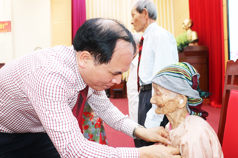Bí thư Thành ủy Uông Bí Trần Văn Lâm trao huy hiệu 50 năm tuổi đảng cho Đảng viên